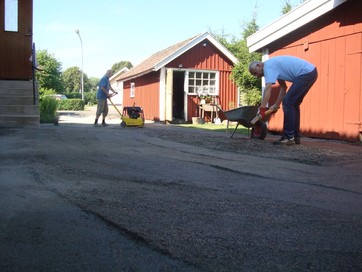 Gravel Calculator: Tons and cubic yards of gravel for driveways, paths and drainage.