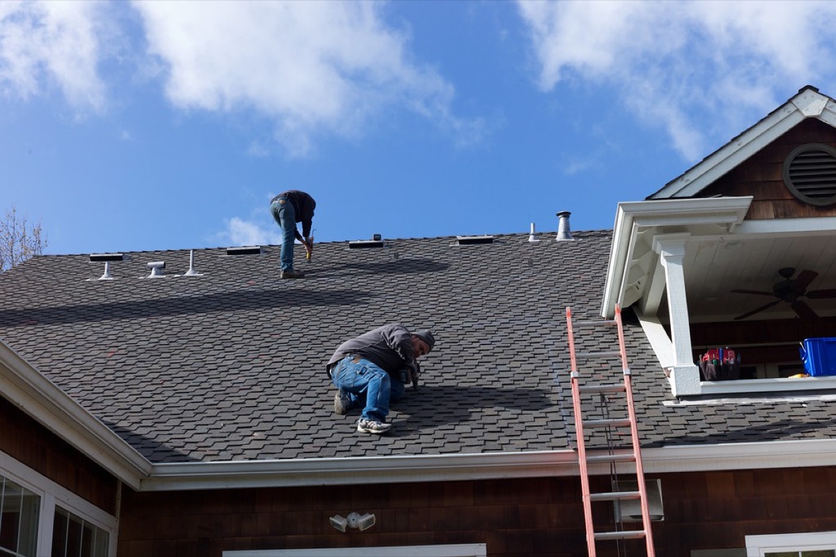 Roofing Calculator: Squares, shingle bundles and underlayment from footprint and pitch.